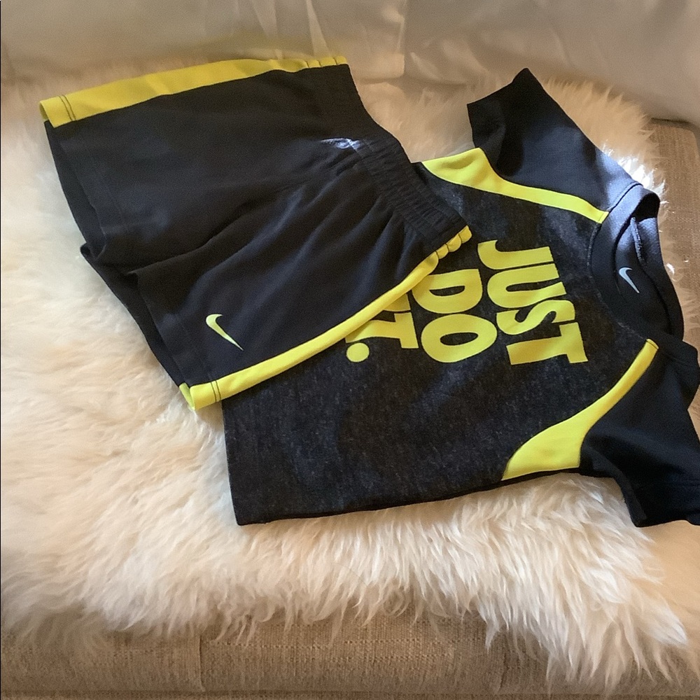 Nike boys Nike short set size 18 months